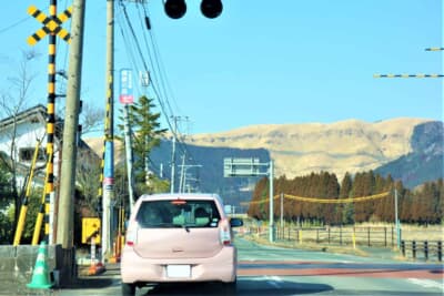 日本では踏切を通過する前は一時停止をすることになっている