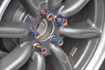 ホイールナットは、材質の特性を把握しつつ安全に配慮しながら使用する