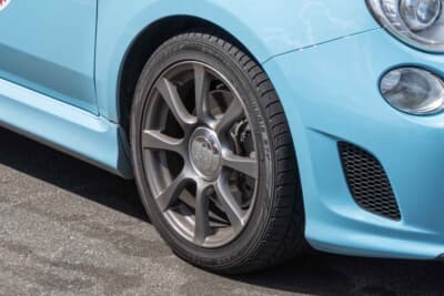 アバルト 500：ホイールもオリジナルのままとなっている