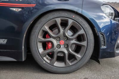 アバルト 124 スパイダー：ホイールはノーマルのままだが、タイヤはサーキット走行用にDIREZZA ZIIIを装着