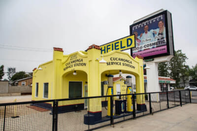 ランチョにあるクカモンガ・サービスステーションは、1915年に建てられた古いガソリンスタンドを復元した史跡