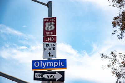 サンタモニカのリンカーン・ブールバードとオリンピック・ブールバードの交差点が、正式なルート66の終点。道の反対側には「BEGIN」の標識がある