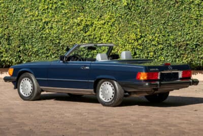 7万8400ドル（邦貨換算約1170万円）で落札されたメルセデス・ベンツ「560SL」（C）Courtesy of RM Sotheby's