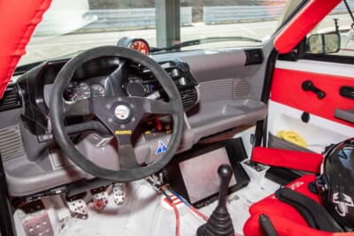 フィアット チンクエチェント トロフェオ：ダッシュボードはノーマルのままでシンプル。メータークラスターの脇にアバルト製タコメーターが備わる