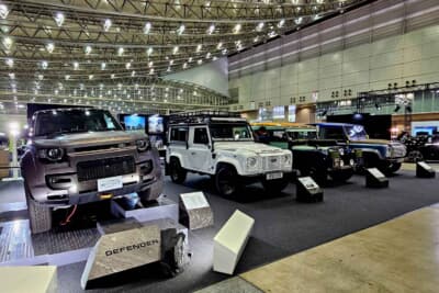 左から順に、ランドローバー ディフェンダー 110 オクタ、ディフェンダーV8ビスポーク、ランドローバー・シリーズ1の88ステーションワゴン、ポール・スミス・ディフェンダー