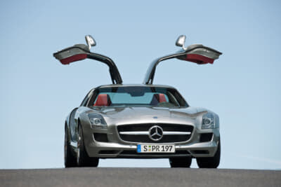 ガルウイングドアを開けているSLS AMG