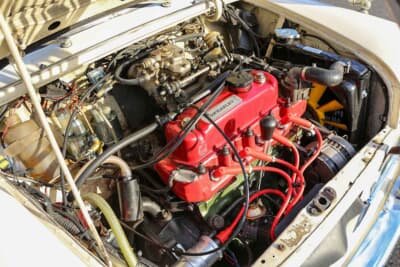 ウーズレー ホーネット Mk3：ハイパワーな1380ccエンジンにφ40のウェーバーキャブを組み合わせている