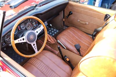 MG ミジェット：ステアリングはモトリタのウッド。メーターとシートはノーマルだ