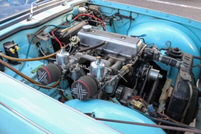 トライアンフ TR4A IRS：エンジンはボアアップしており、快適に走る。セミトラ、電磁ポンプ仕様で、マフラーはタコ足