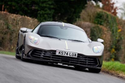 アストンマーティン ヴァルハラ：アストンマーティンのエンジニアと、ル・マンクラスで3度の優勝を果たした開発ドライバー、ダレン・ターナー氏によって性能評価が行われている