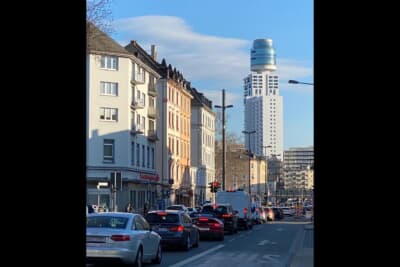 ザクセンハウゼンから不思議なデザインのビルを発見