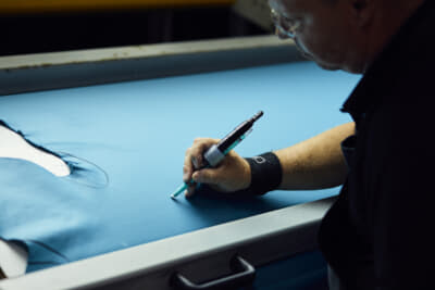 印の付けられた皮革は裁断機にかけられ、インテリア製造に必要な各パーツの輪郭がレーザーで素材に投影され、正確に裁断される