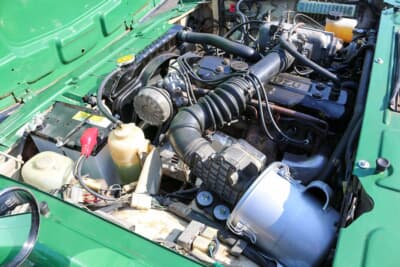 いすゞ 117クーペ：フロントに搭載されているエンジンは、排気量1.8LのSOHC。燃料供給装置はキャブレターではなくインジェクション