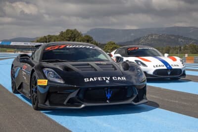 マセラティ GT2ストラダーレ（左）は0-100km/h加速はわずか2.8秒を達成する実力を持つ