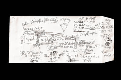 1997年に東京〜名古屋間の新幹線の車中で、フェルディナント・カール・ピエヒ博士が封筒の裏に描いたW18のアイデアスケッチ