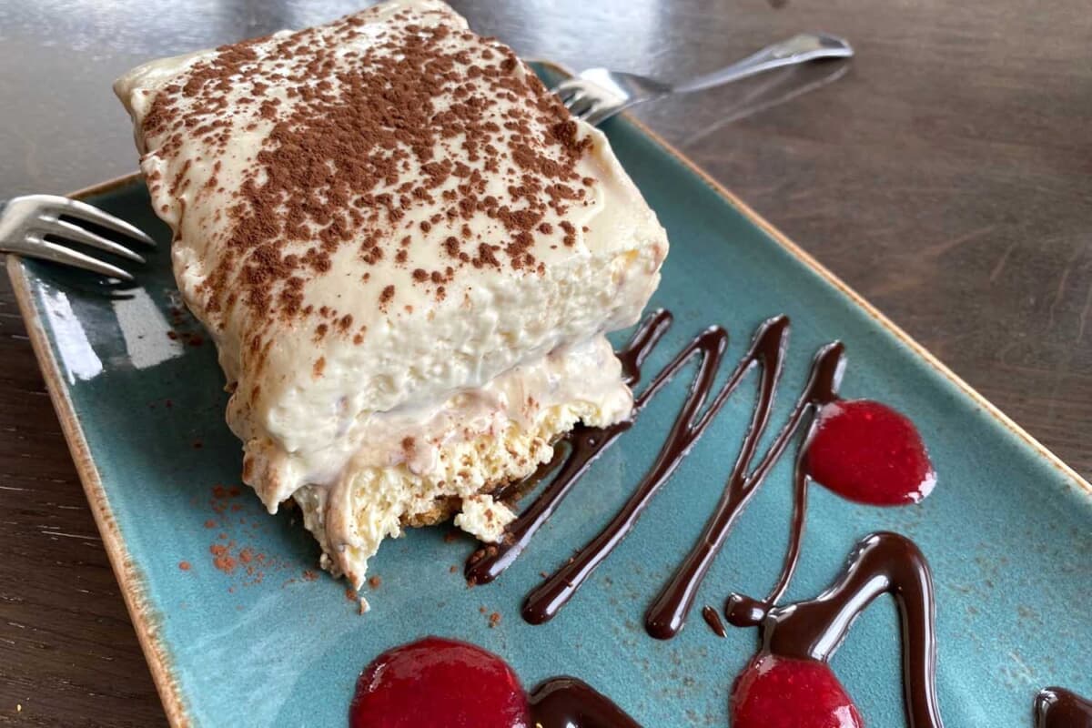 ヴェンティセッテで3人でシェアしたティラミス。かなり大きいのでシェアで正解