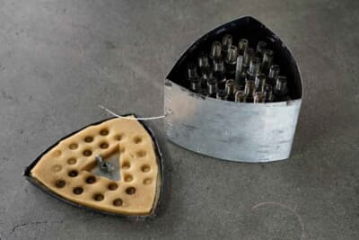 マツダ コスモスポーツ：プラグを入れるケースもロータリーエンジンの形をしているというこだわりぶり