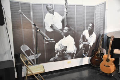 マディ・ウォーターズとベースのウィリー・ディクソン。マディの後ろでギターを弾くのは、若きバディ・ガイだ