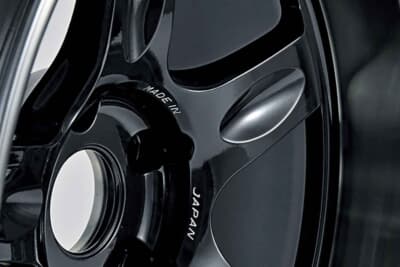 RAYS VOLK RACING 21C：センターサークル部分にはRAYSの特許技術であるA.M.Tを採用。切削文字は最先端モデルであることを効果的に表現する