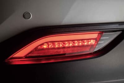 JEWEL LED TAIL LAMP ULTRA：すべての部分に高輝度LEDを採用。3D形状のLEDライトバーによるポジション点灯も幻想的な雰囲気を演出し、ナイトシーンで燦然と輝く