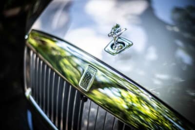 ロールス・ロイス スペクター：空力に注力した巨大なパンテオングリルや、ヨットから着想を得たボディ下部のワフト・ラインが特徴的
