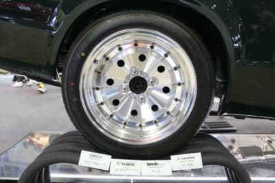 マツダ サバンナRX-3：ホイールはWEDS RACING FORG FGで、ヨコハマタイヤのADVAN HF TYPE-Dを組み合わせる