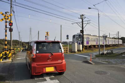 電車が通過する際には、踏切の遮断機が降りる