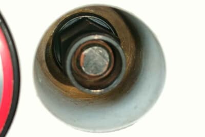 クロモリナットはクロムモリブデン鋼を略した名称で、強度や熱に対する耐久性ではアルミを上まわり、重量もアルミには及ばないがスチールより軽い