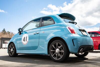 アバルト 500：パステル調の水色「アズーロ・レジェンダ（AZZURO LEGGENDA）」が良く似合う