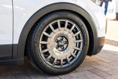 フォルクスワーゲン T-Cross：ホイールはOZ ラリーレーシングのマニアックス専用モデルで、サイズは17×7.0J 35を前後に履く
