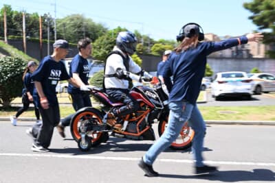 何かあった際にすぐに支えることができるよう、ボランティアスタッフは常に走行する車両と一緒に走り緊急時に備えている