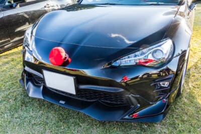 トヨタ86：愛車には赤鼻のリースが装着されていた。ブラックに塗装されたTRDのフロントリップが装着されている