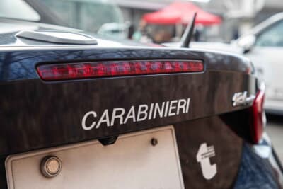 アバルト 124 スパイダー：濃紺のボディに「CARABINIERI（カラビニエリ）」の文字が入る