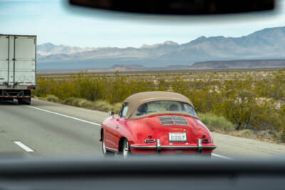 ルート66の途上で追い抜いたクラシックなポルシェ356