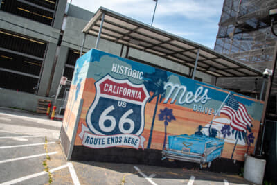 ルート66終着点の交差点には、メルズ・ドライブインというダイナーがある