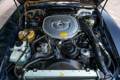 7万8400ドル（邦貨換算約1170万円）で落札されたメルセデス・ベンツ「560SL」（C）Courtesy of RM Sotheby's