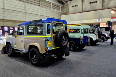 新旧ディフェンダーおよびその前身である「元祖ランドローバー」を4台並べた「ジャガー・ランドローバー」ブース