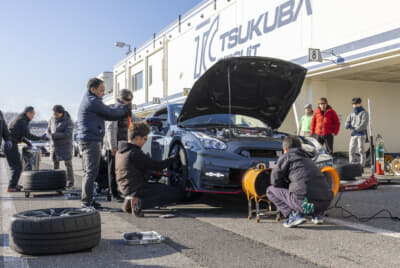 開発陣など総出でテスト車両をケアした