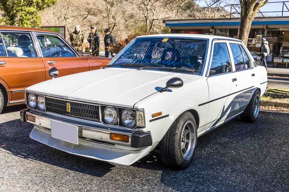 エ*ン様 E-KE70　カローラ　旧車 初代カローラ(1970 Toyota Corolla Hi Deluxe KE11)紹介 - YouTube