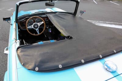 トライアンフ TR4A IRS：寒い時期は車内の保温を期待できるトノカバーを有効活用して乗っている