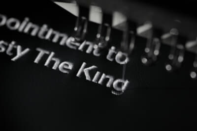 アストンマーティン英国王の任命により、王室御用達認定(ロイヤルワラント)を授与した