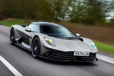 アストンマーティン ヴァルハラ：アストンマーティン史上最高性能を誇る4Lツインターボ・フラットプレーンクランクV8エンジンを搭載する