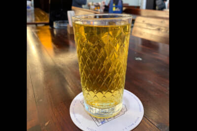 10数年ぶりに飲んだアップルワイン。並々に注がれて1杯が約3ユーロでした