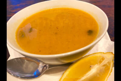 魚のスープ。途中でレモンを入れて味変しました