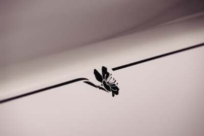 ロールス・ロイス ファントム チェリーブロッサム：リアのパッセンジャードアからハンドペイントのコーチラインが引かれ、繊細な桜の花のモチーフが描かれている