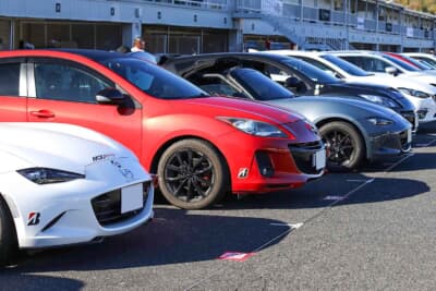 参加型モータースポーツとして、サーキットトライアルやロードスター・パーティレース、マツ耐も実施されたため、パドックにはさまざまなマツダ車が並んだ