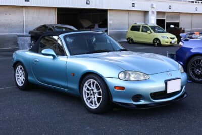 マツダ 2代目 ロードスターRS：5ナンバー枠にこだわり、全幅はわずかに拡大している。全体的に初代の面影が残されたデザインが秀逸