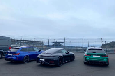 NLS（ニュルブルクリンク耐久シリーズ）の関係者用駐車場に停めてあるクルマを眺めているだけでも楽しいですね