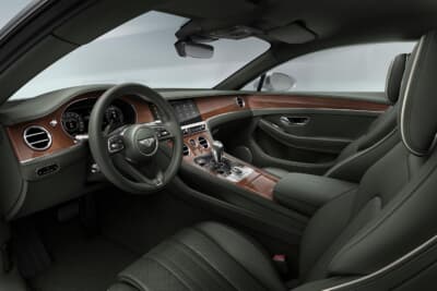 ベントレー コンチネンタルGT：クルー工場の職人による手作業で仕立てられたストレートフルーテッドデザインのシートを採用