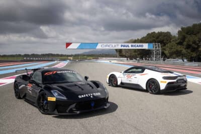 2025年のGT世界選手権ヨーロッパで、マセラティ GT2ストラダーレ（左）がセーフティカーに、MC20（右）がリーディングカーとして起用された
